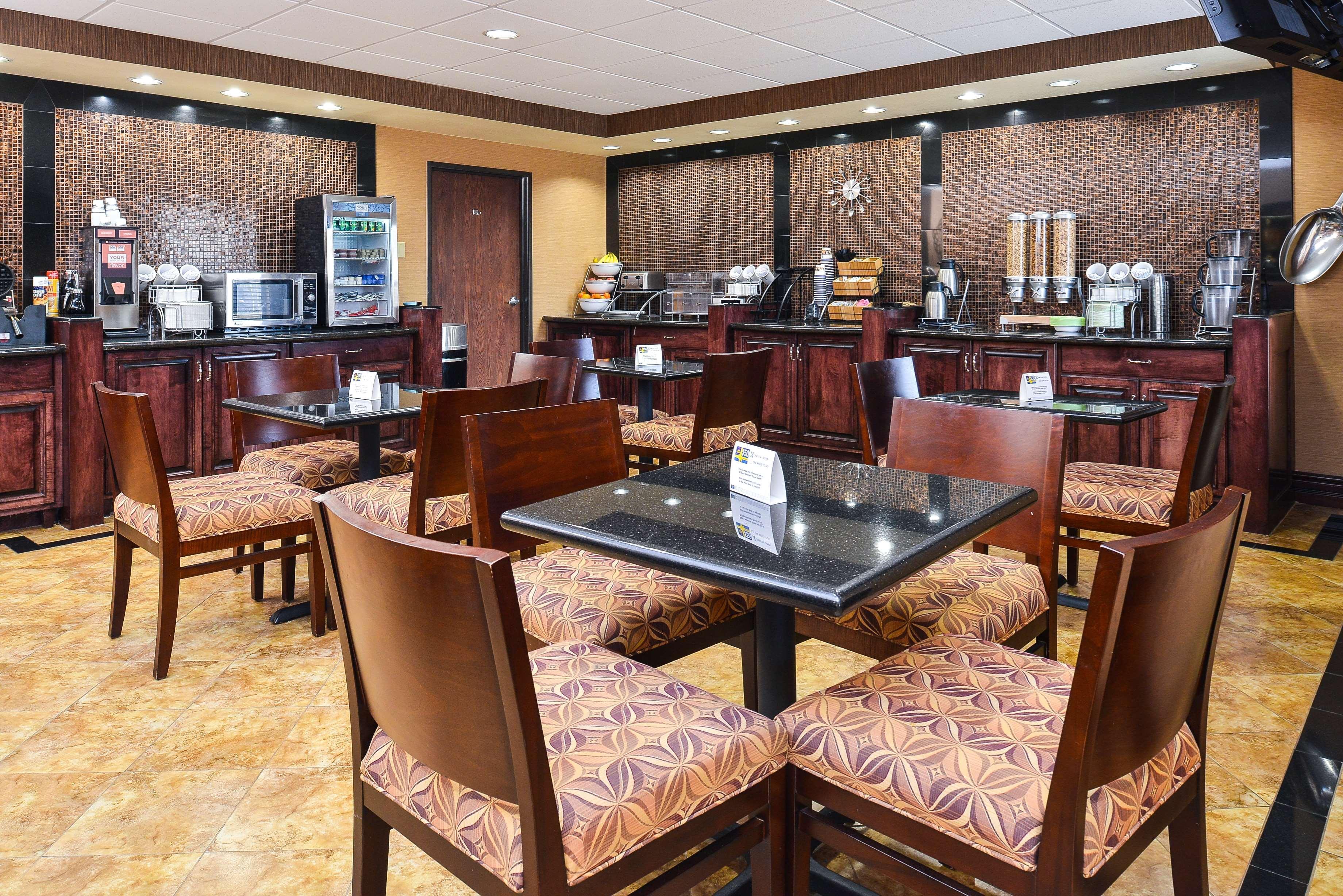 Best Western Plus Midwest Inn & Suites Салина Экстерьер фото