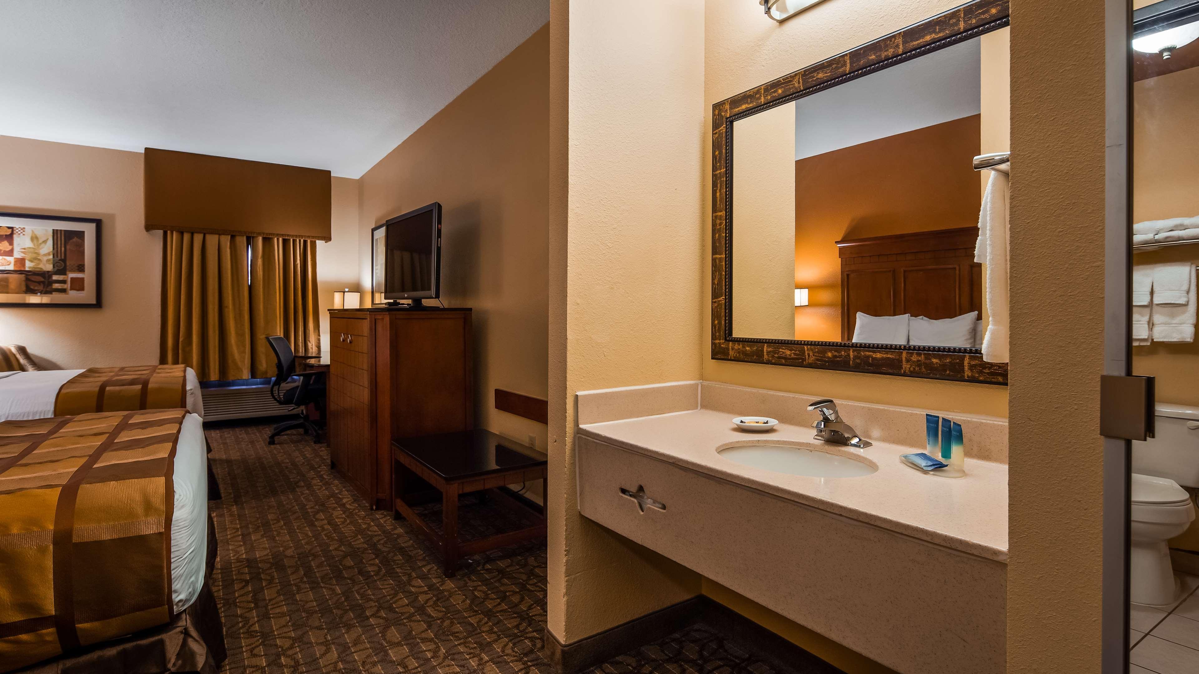 Best Western Plus Midwest Inn & Suites Салина Экстерьер фото